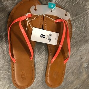 Mossimo flip flops nude and bright pink